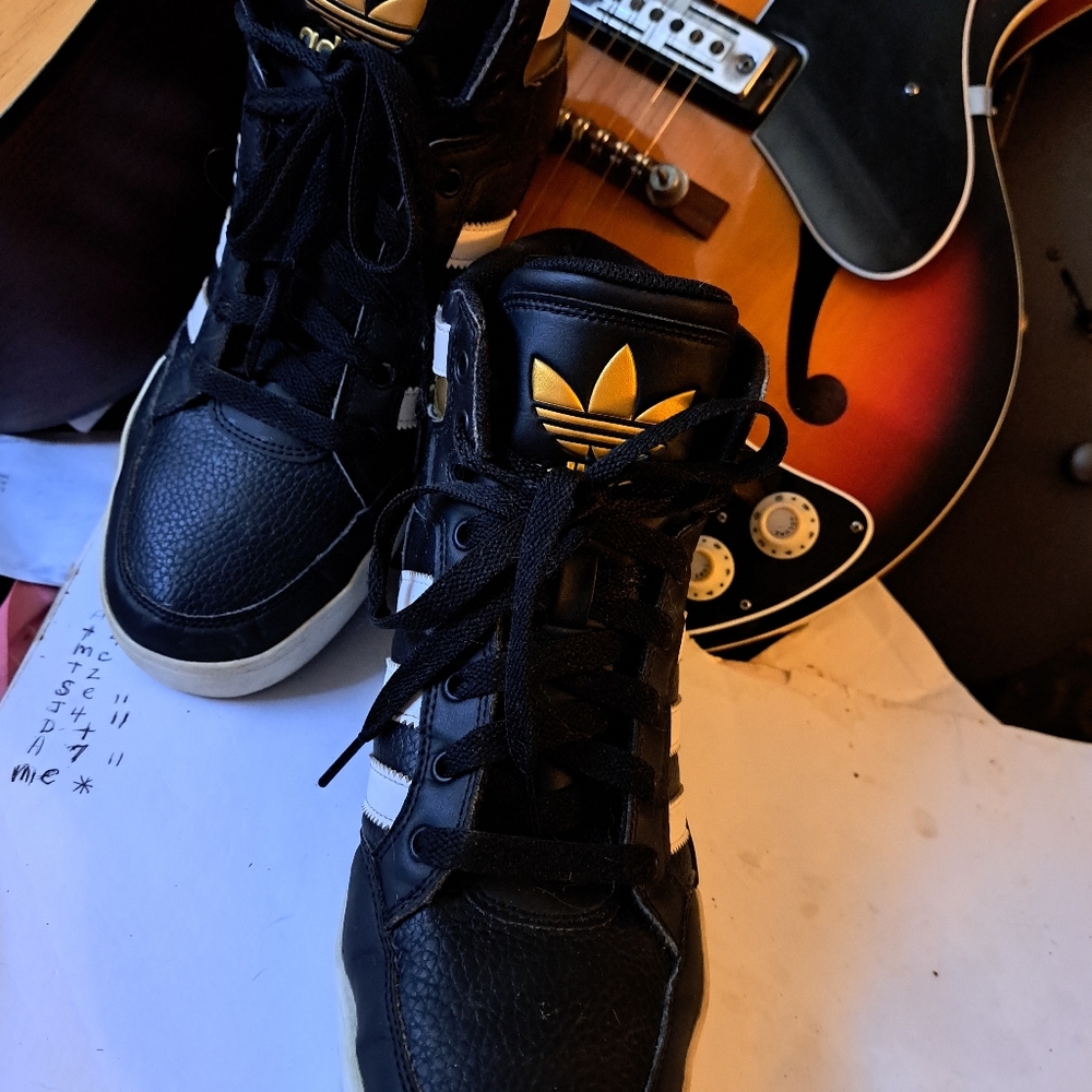ADDIDAS HARD COURT men's size 10 almost brand NEW cond.